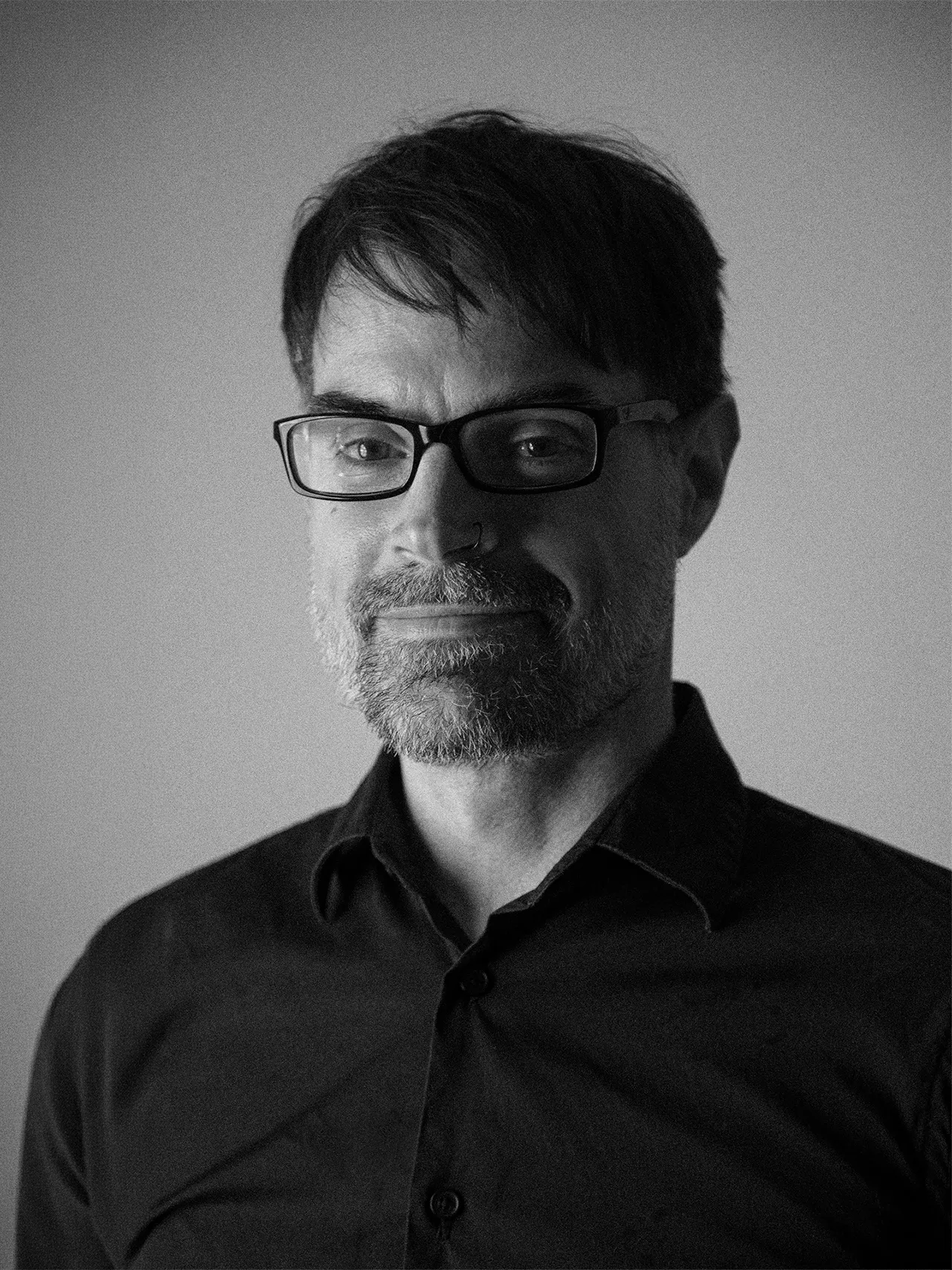 Retrato en escala de grises de Abel Guzmán, Director Creativo Buenhombre Studio