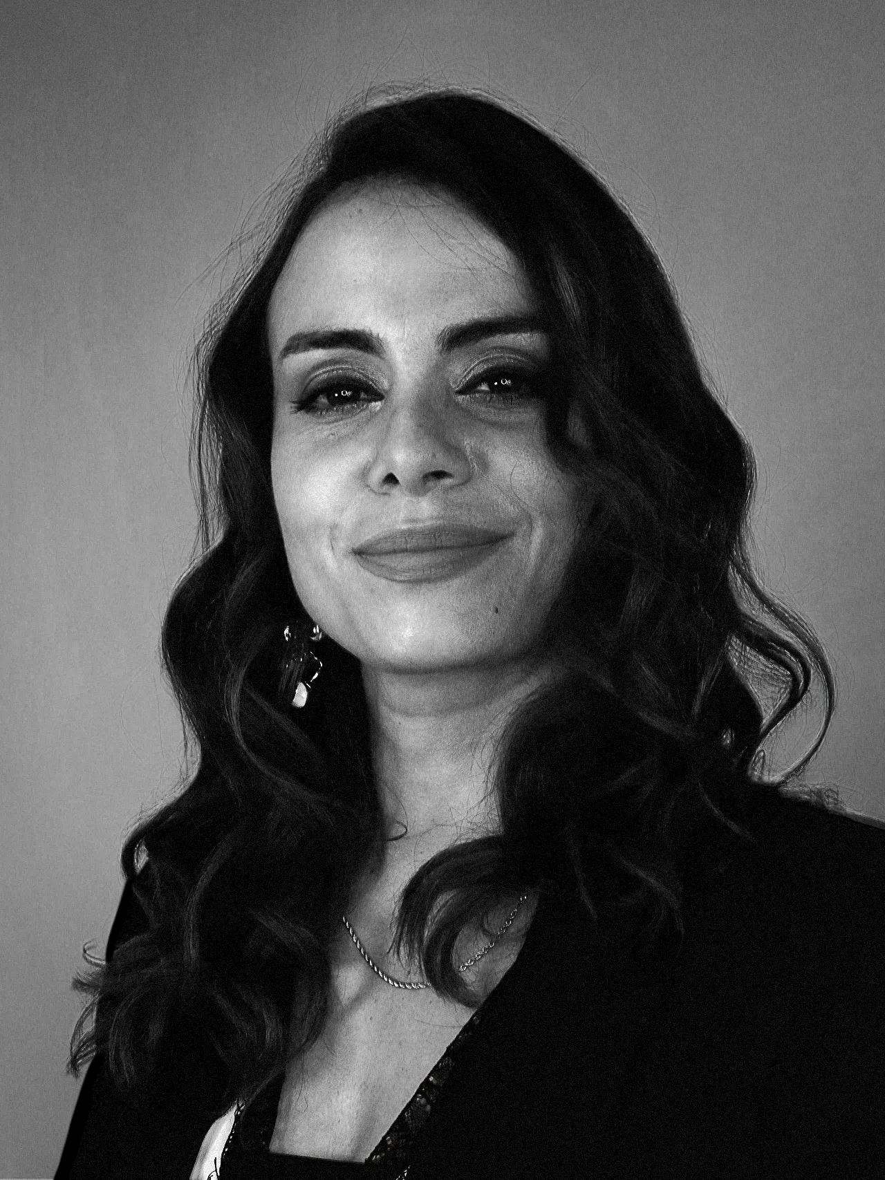 Retrato en escala de grises de Karin Marcano, Directora Creativo Buenhombre Studio